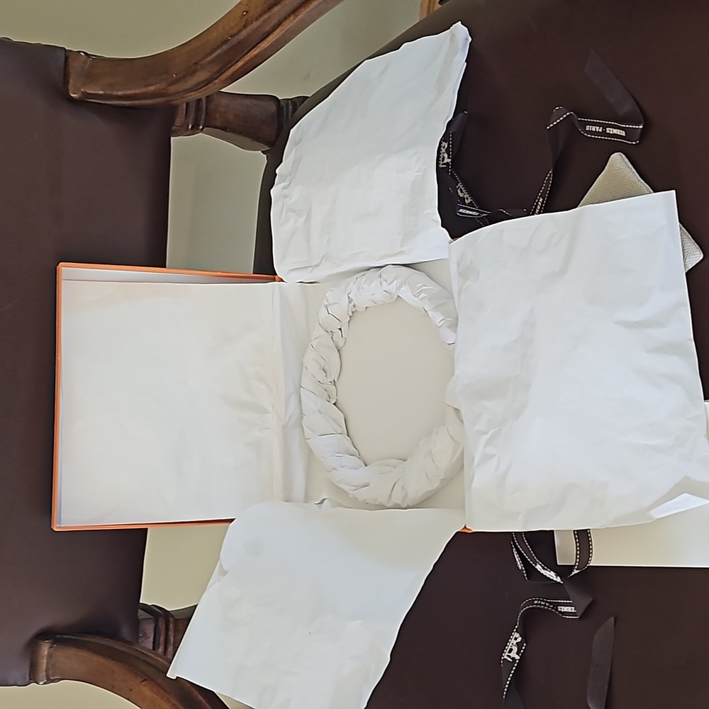 Lot of Hermes shopping bags, box and small duster bag. - Picture 8 of 10